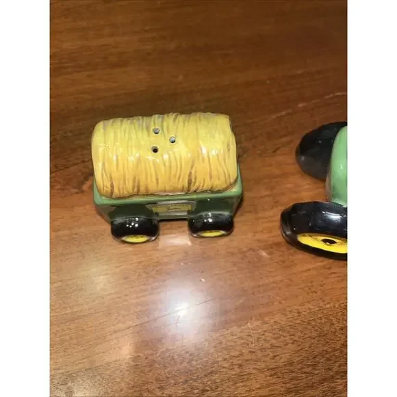 John Deere Tractor Hay Salt And Pepper Shakers - Picture 3 of 4